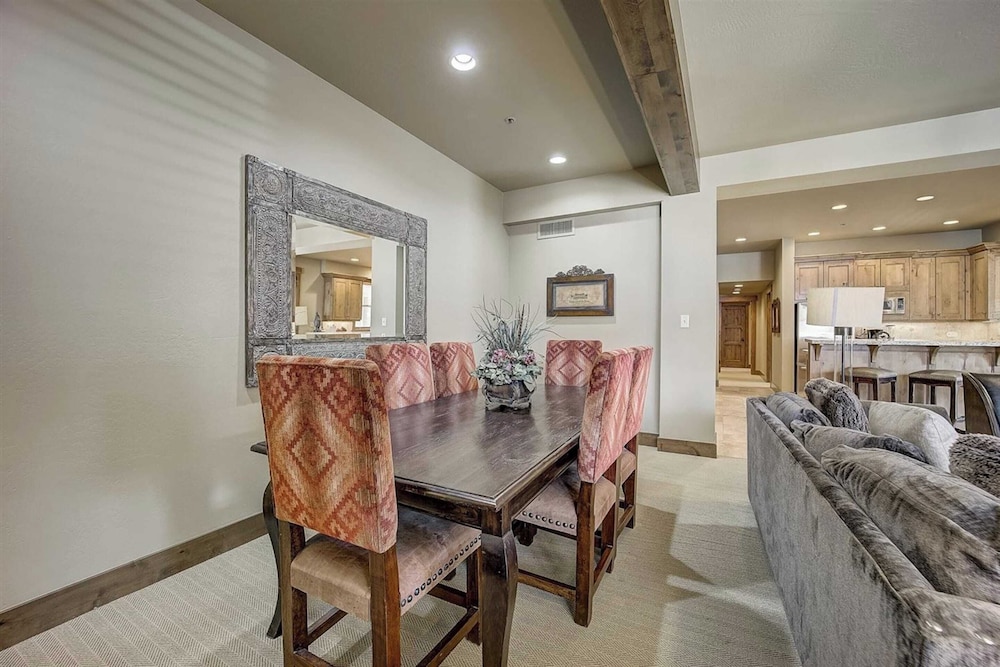 7 Condos, Ski-in/ski-out + Hot Tubs Sleeps 30 Mont Cervin by Avantstay