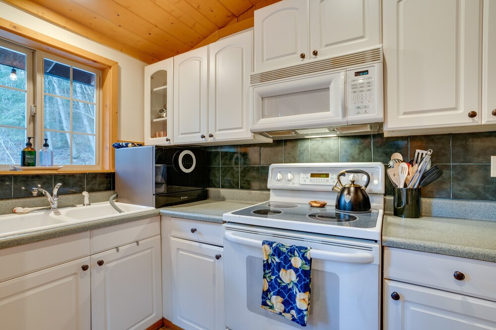 Leavenworth Cabin w/ Private Hot Tub! view 4