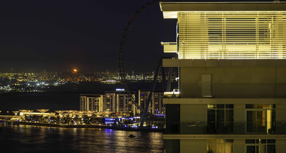 LUX The Marina Vista Beachfront Suite 2