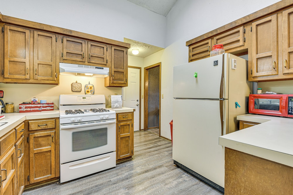 3 Mi to Downtown Tulsa: Cozy Retreat!