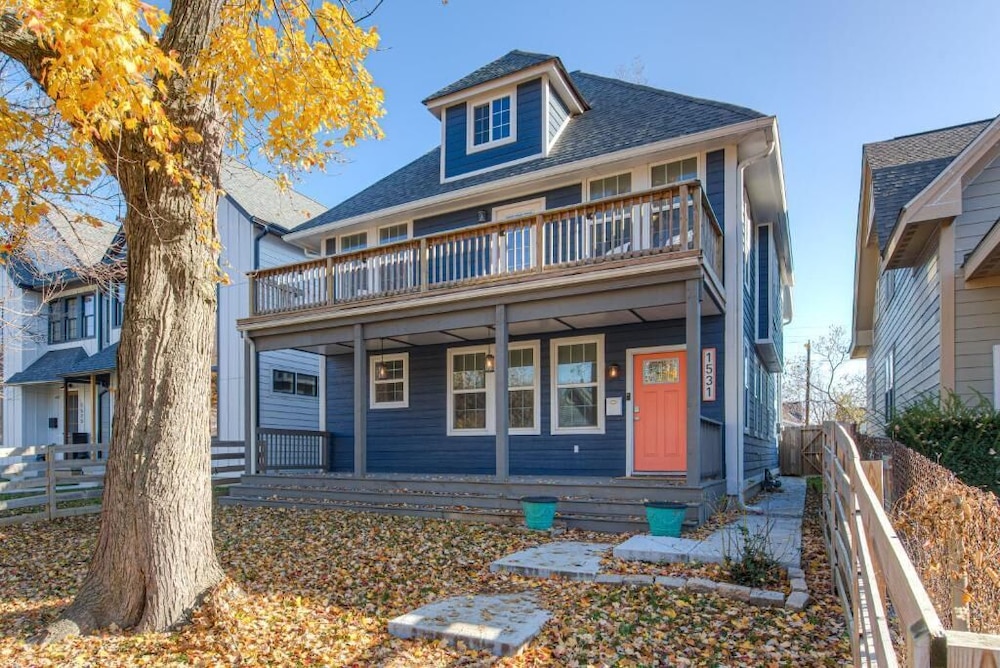 Spacious Home for Groups with Hot Tub in Indy