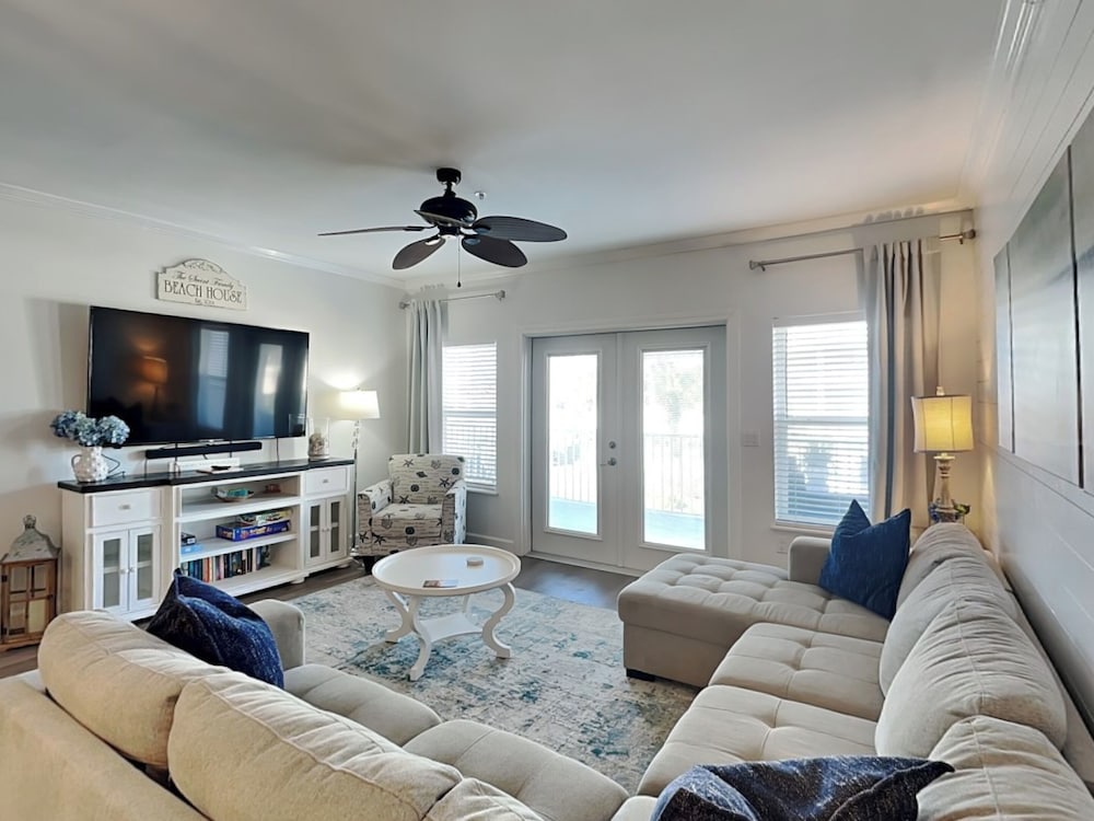 Pavilion Palms #103b