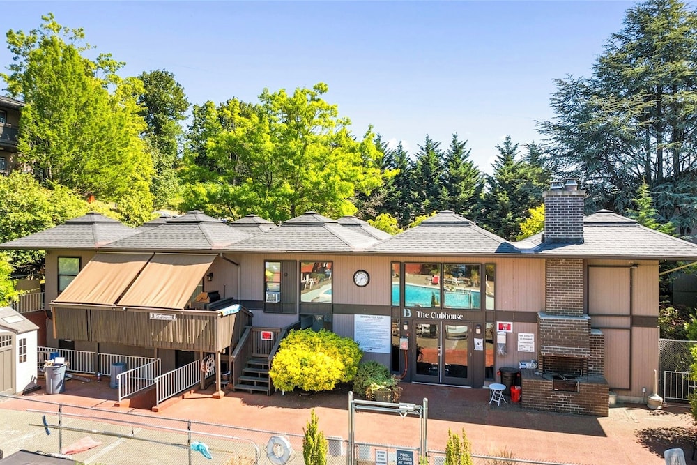 Modern Home Between Seattle, Tacoma & SEA Airport