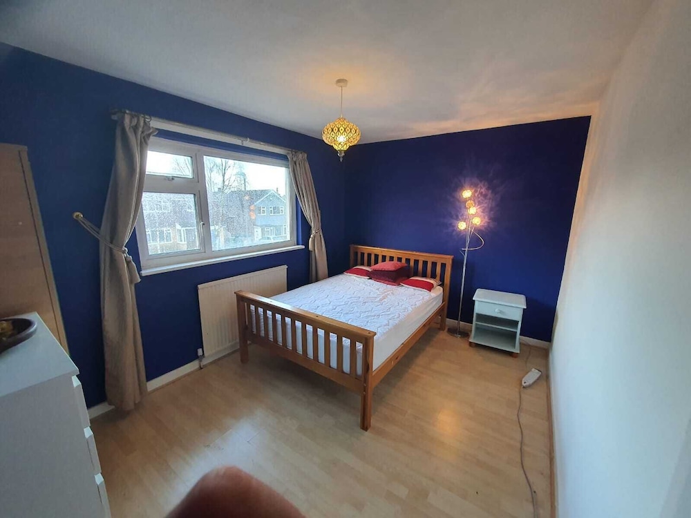 Detached 4-bed House in Leeds view 2