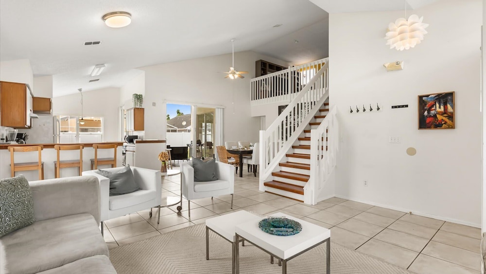 Upstay: Bright Family-friendly Retreat With Patio