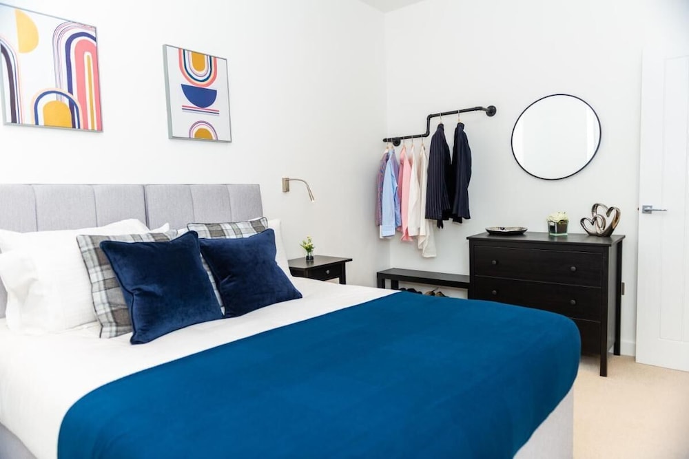 Absolute Stays at The Ziggurat - Free Wifi Contractors Families Long Stay Discou view 2