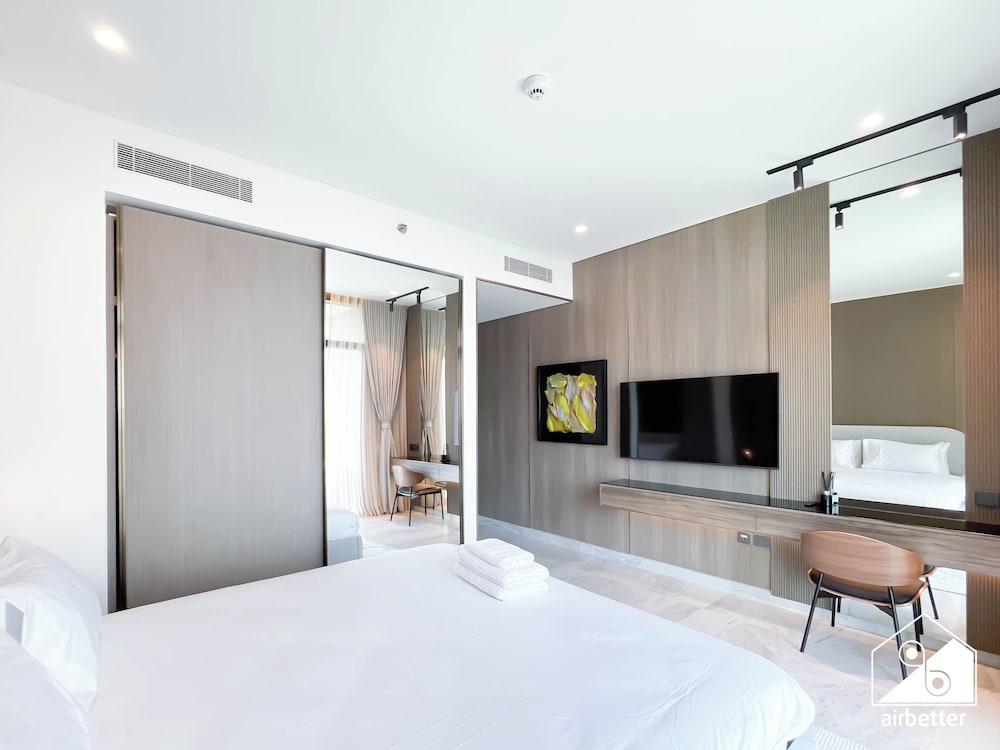 Luxurious 3BR Canal View Apartment Pool + Gym