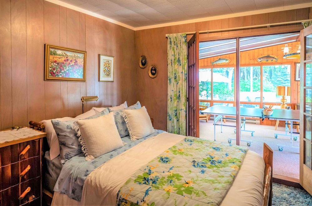 Retro Spacious Cottage - Somewhere in Time