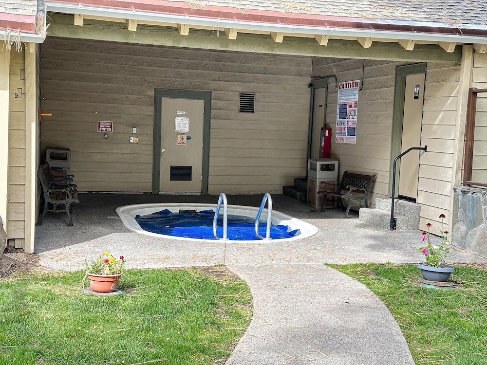 La Vista Blanc 61 Cozy Studio in Central Location, Perfect Mountain Getaway by RedAwning
