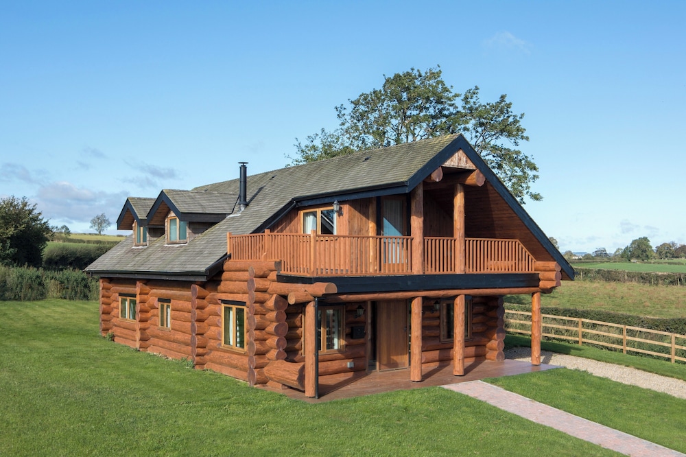 Traditional Scandinavian/north American Log Home