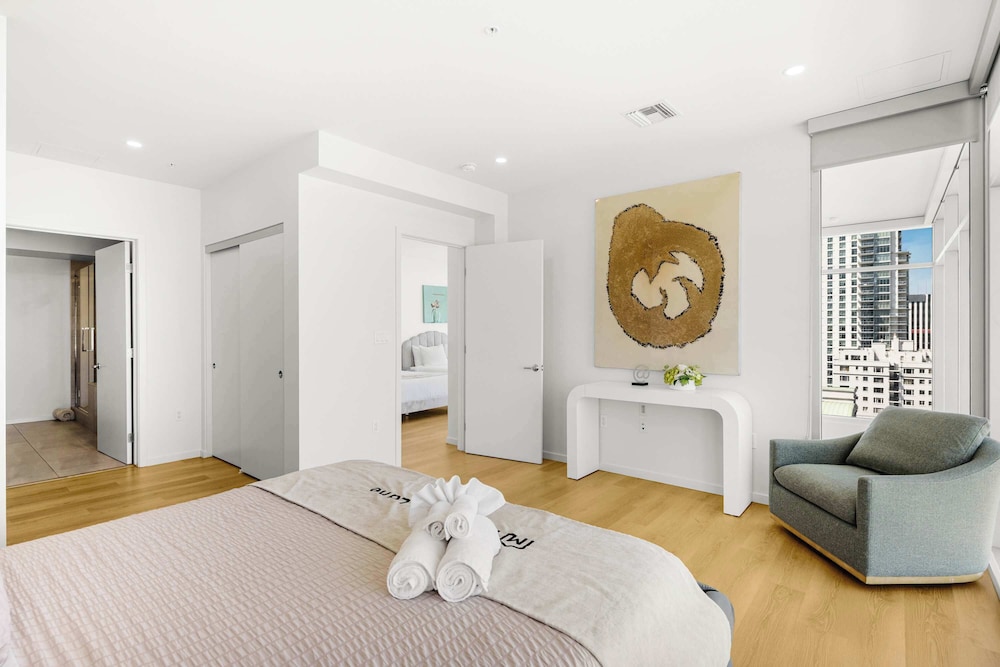 @marbella Lane - Chic 2BR Penthouse w/ Ocean Views