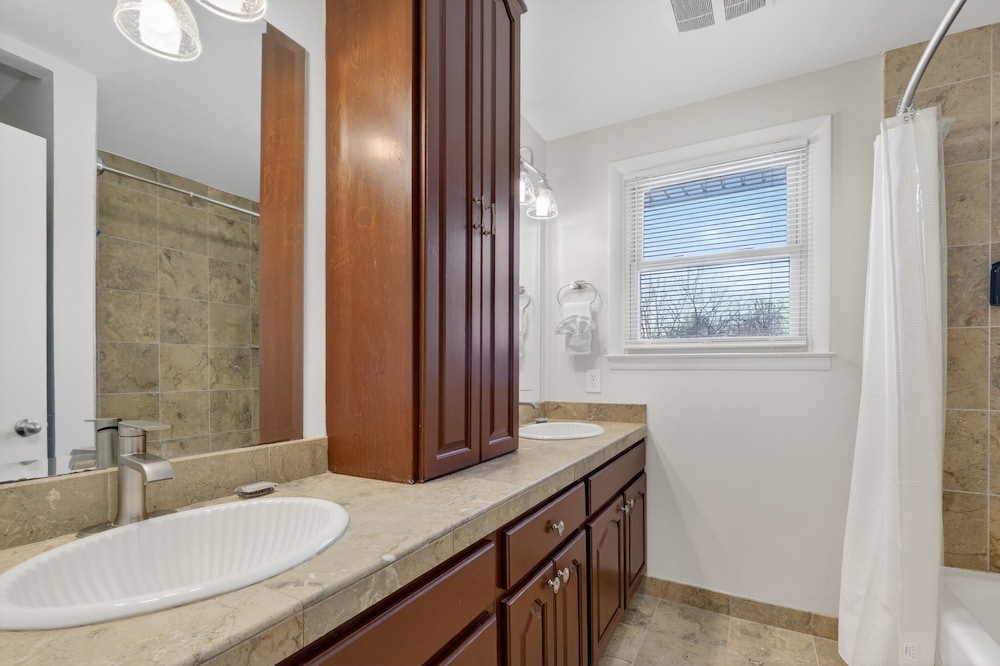 Quiet Retreat Near Opryland & Airport 4 Bedroom Home