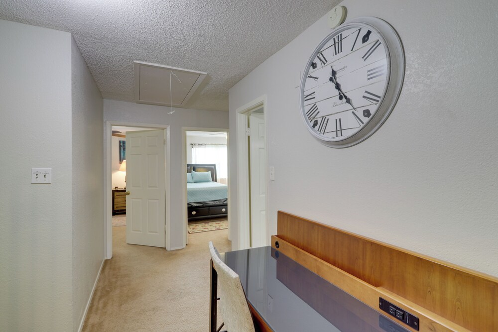 Houston Townhome 4 Mi to Airport: Central Location