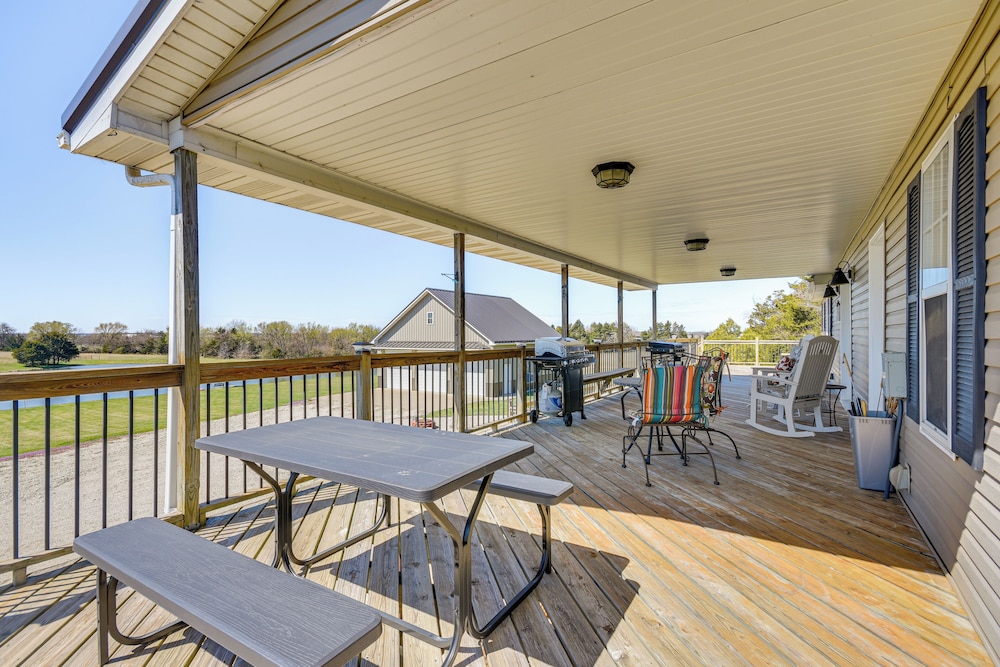 Pond Access & Fishing: 'cedar Lodge' in Versailles