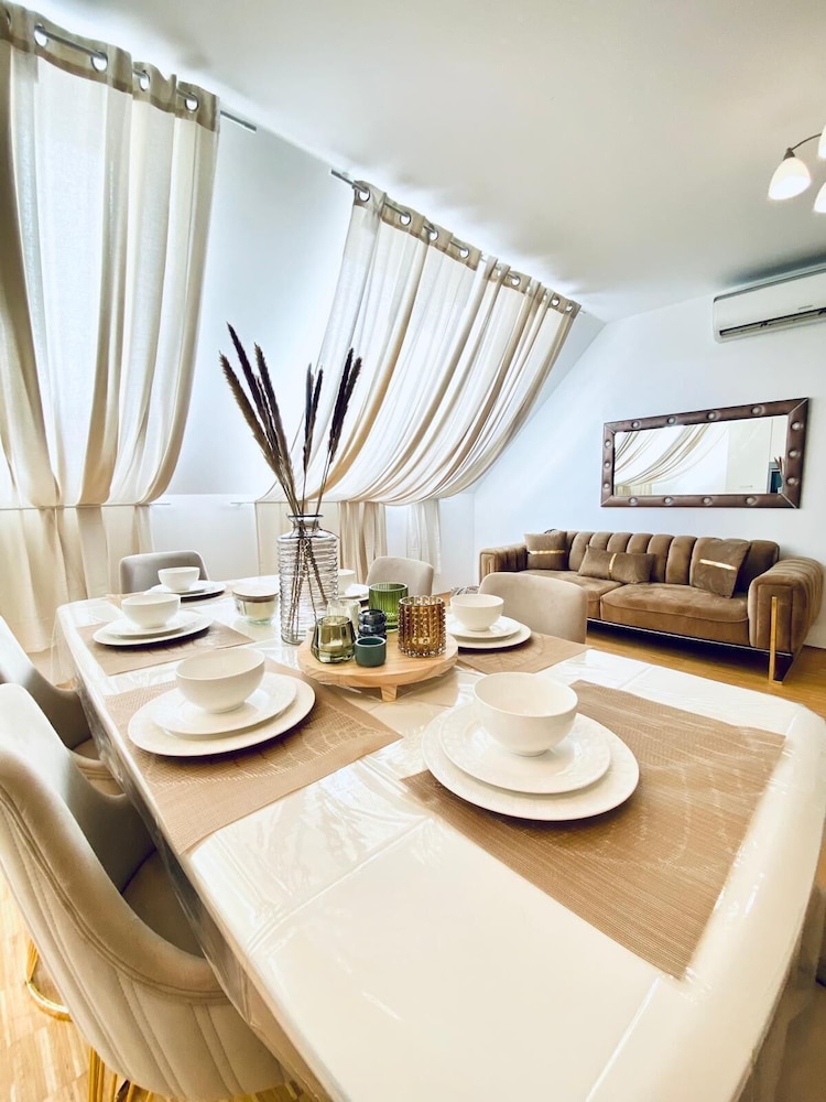 Comfy 3BR Apt With Living Room Balcony