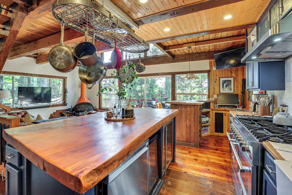 3 Mi to Lake Arrowhead Village: Dog-friendly Cabin
