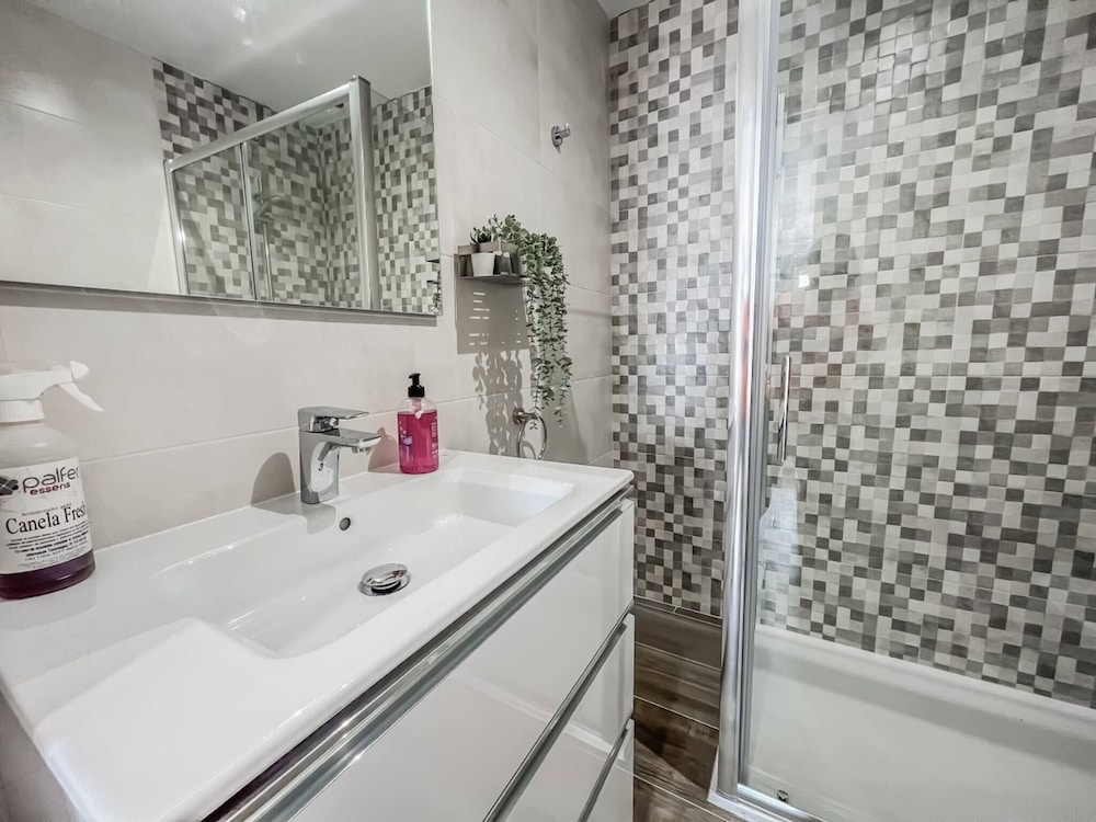 Modern Two Bedroom Apartment With Pool