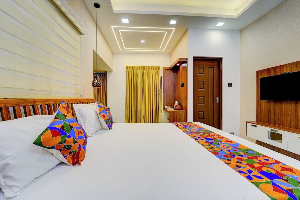 Fabhotel Elroi Suites