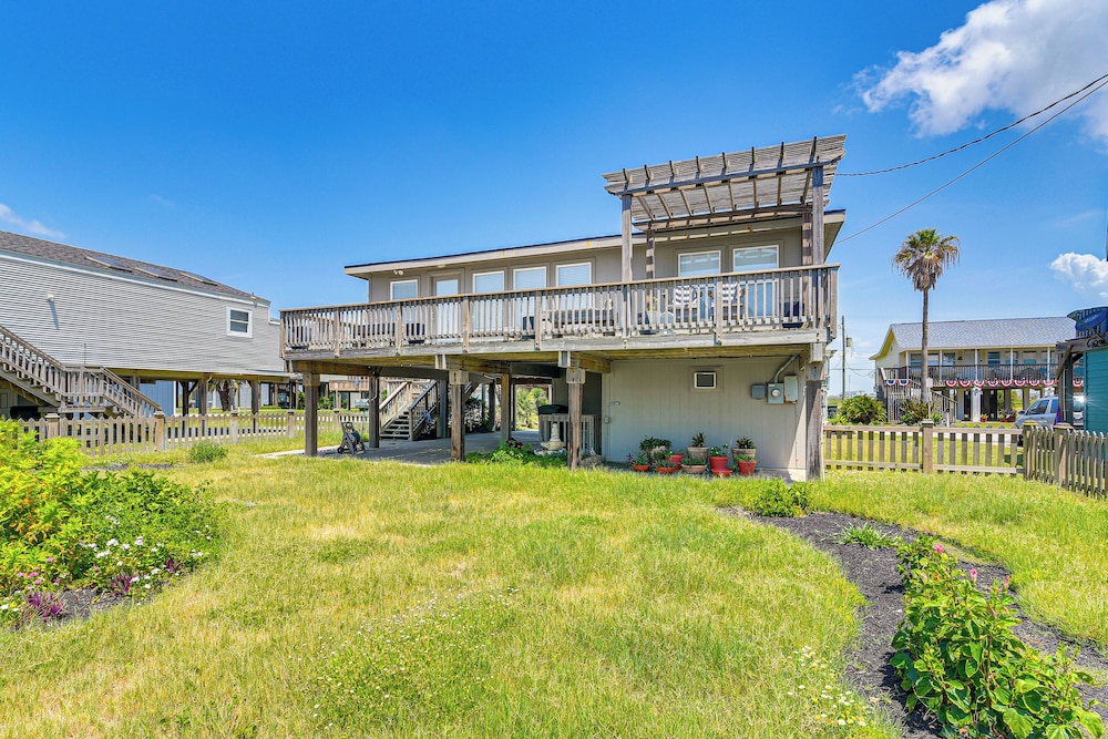Pet-friendly Galveston Home - Walk to Beaches!
