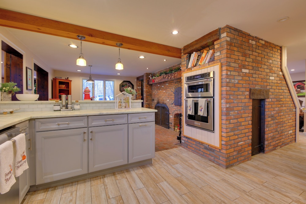 5 Mi to Skiing: Home w/ Hot Tub & Patio!
