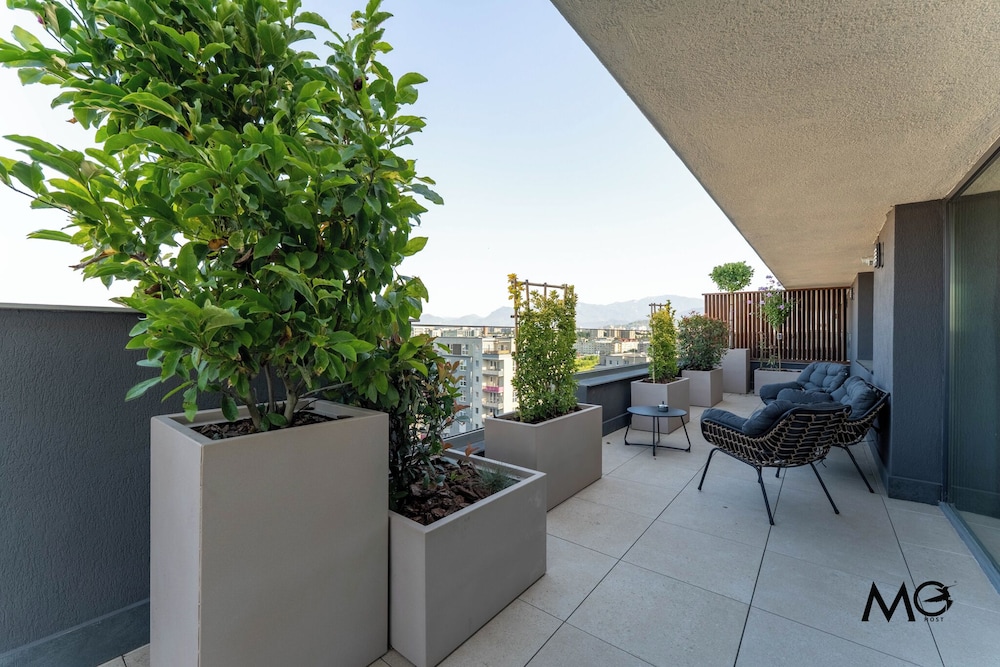 MoHost Valcom - Luxury Skyline Penthouse
