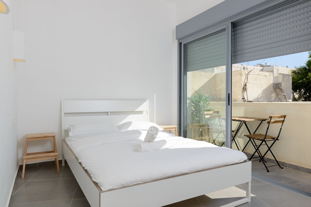 Spacious Modern Apt 1 Step To Beach view 2