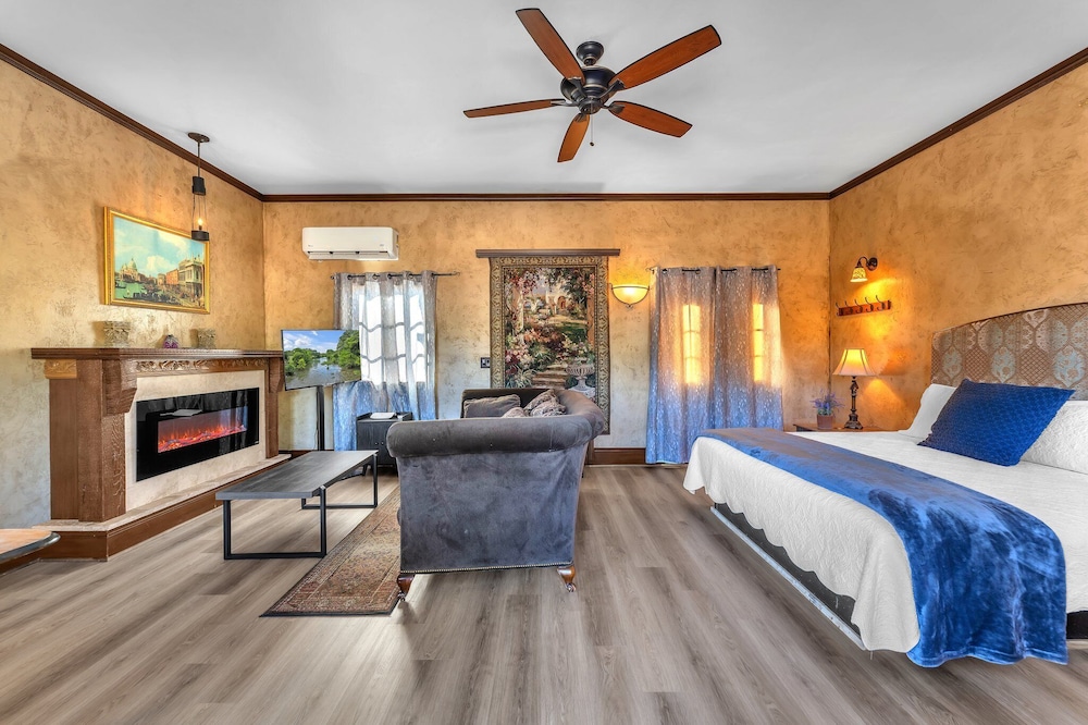 The Vines Retreat, Hot-tubs, Game Room, 10-mins to Downtown!