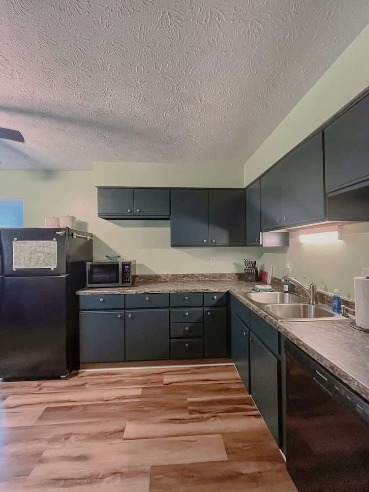 Blue Cottage With Game Room Deck & Hot Tub
