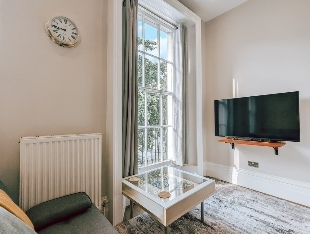The Modern and Bright Warwick Way Apartment photo 3