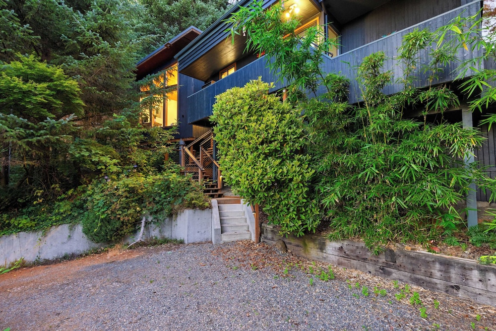 Coastal Escape w/ Balcony, Firebowl & Ocean Views Near Manzanita Sunset House by Avantstay
