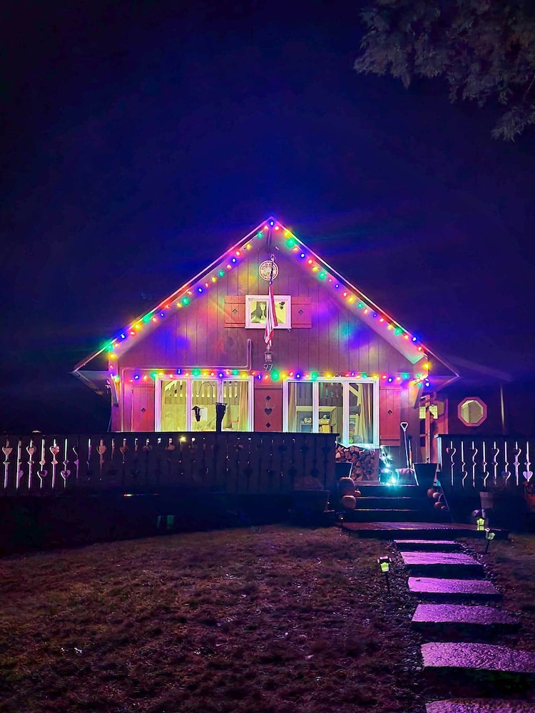 Vibrant Putney Cabin w/ Fire Pit: Hike & Ski!