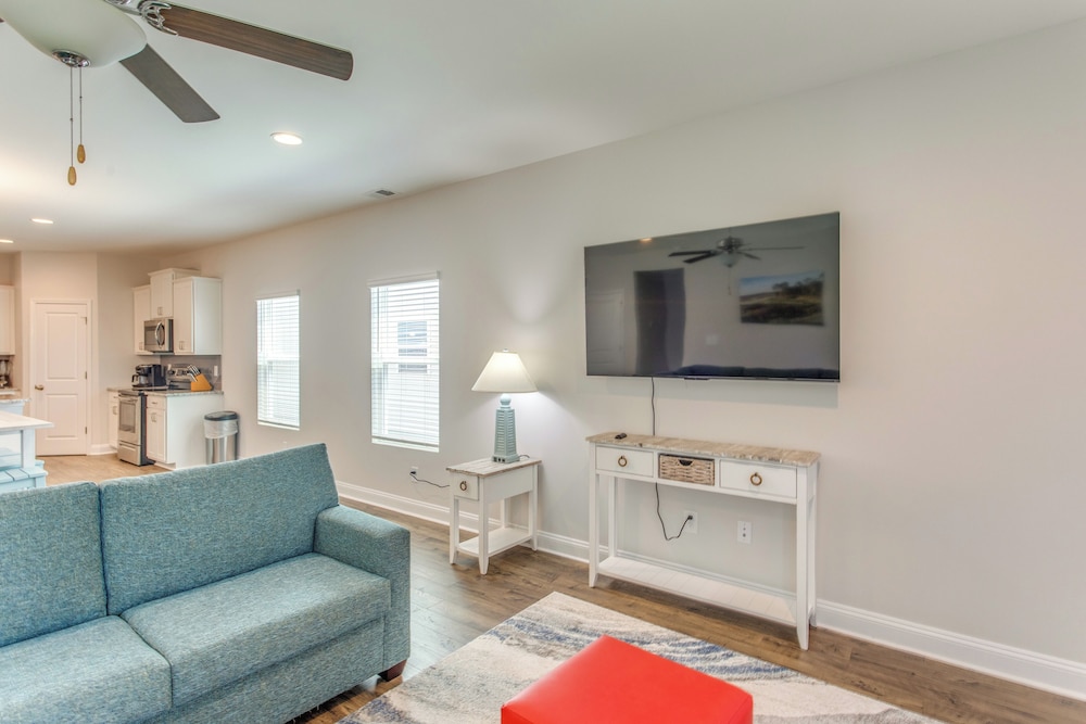 4 Mi to Beaches: Sleek Retreat in Ocean Isle Beach