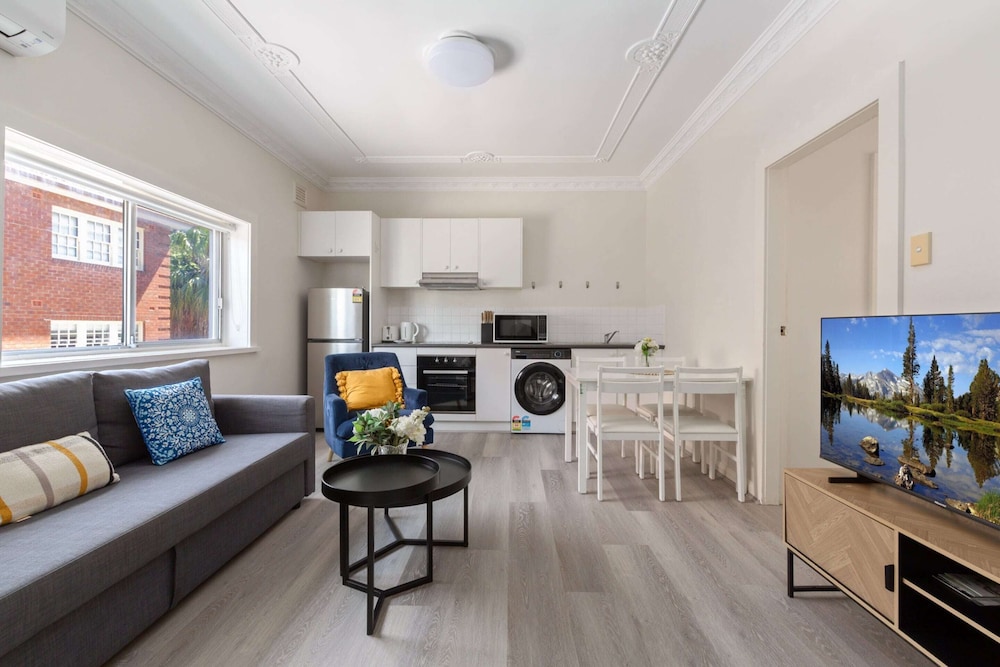Chic 1-bed Retreat Near Shops & Beach
