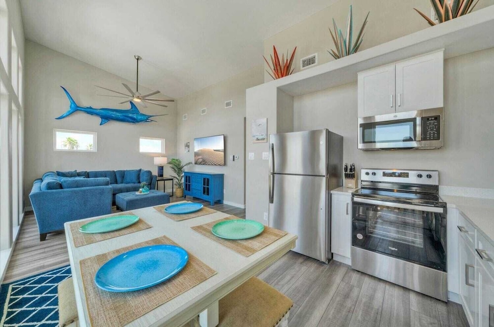 Sleeps 16 2 Homes, Priv Pool, Ping-pong 1block to Alister St. Shops & Dining