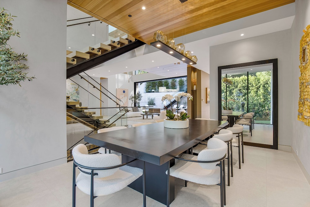 Hutton Villa - 5-bedroom Retreat in Iconic Beverly Hills Oasis
