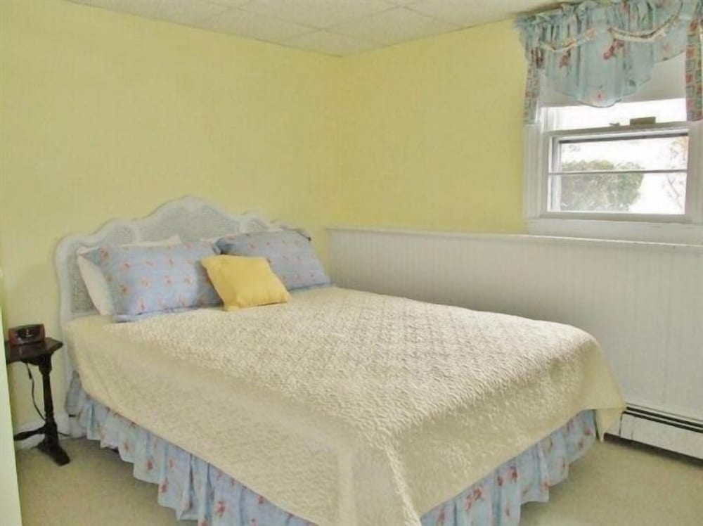 Charming East Falmouth Home: Walk to Private Beach