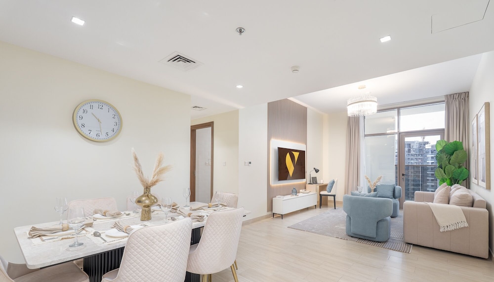 Elegant 2BR Canal View Near Dubai Mall