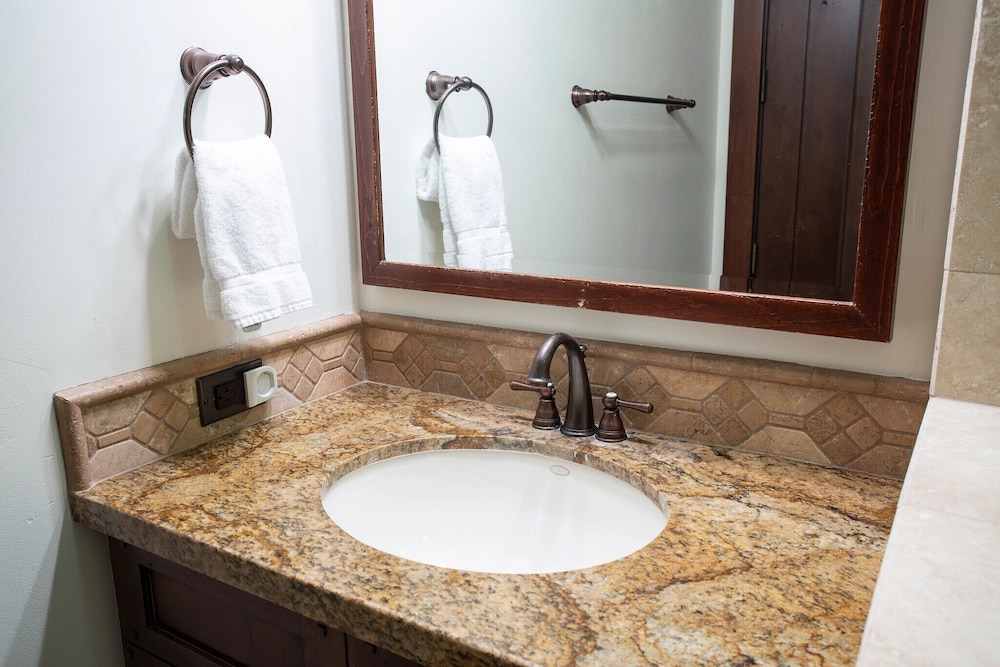 Arrowleaf Lodge- Two Bedroom Residence #209 2 Condo