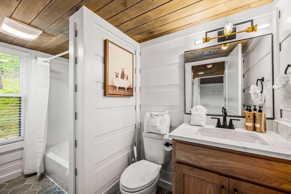 Gatlinburg Condo King Bed Pool Mountain Views