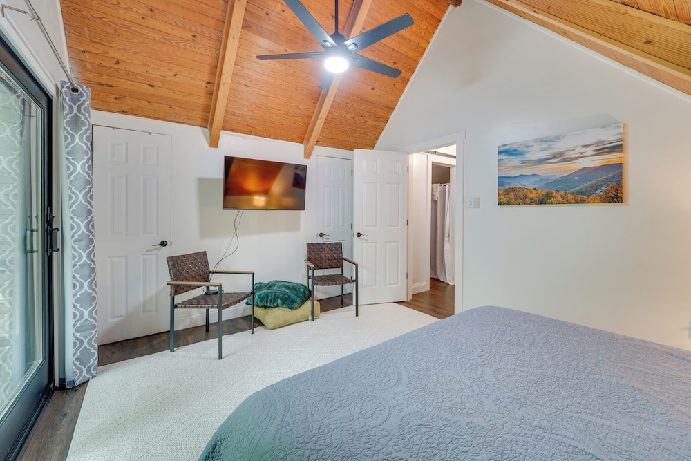 18 Mi to Grand Caverns: Cabin w/ Balcony! view 4