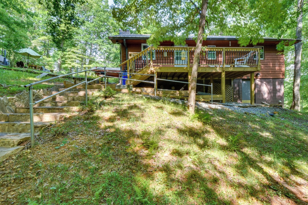 Cozy Hiawassee Cabin - 4 Mi to Lake Chatuge! view 5
