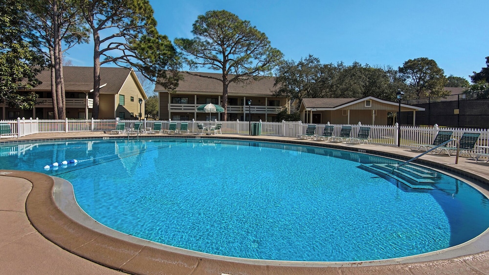 Sleeps 8 w/ Resort Pools, Tennis, Golf & Beach Access + Attraction Tickets!