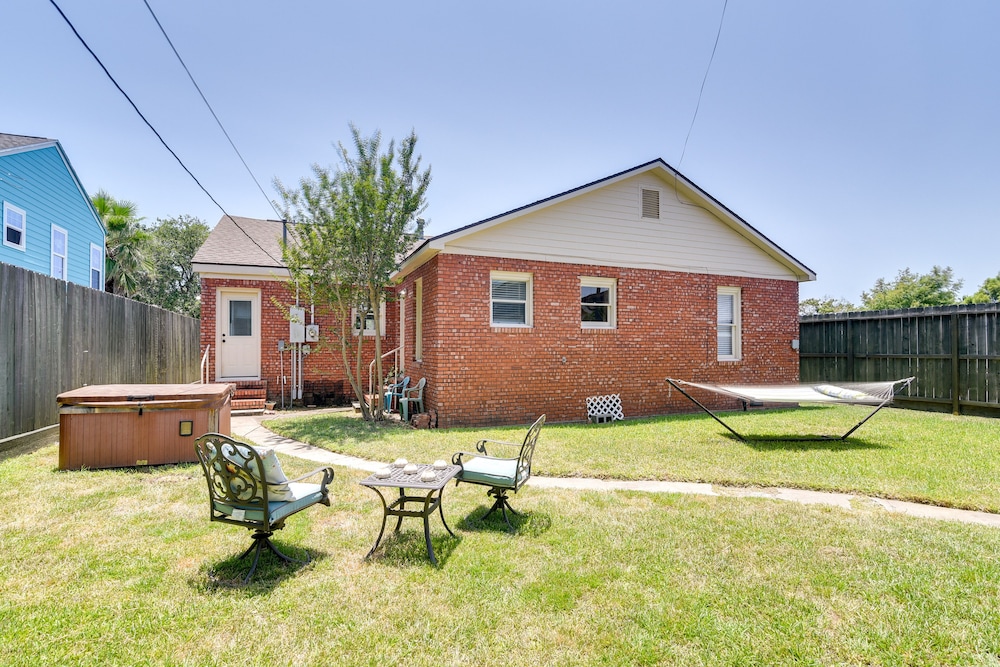 2 Mi to Beach: Galveston Vacation Rental!