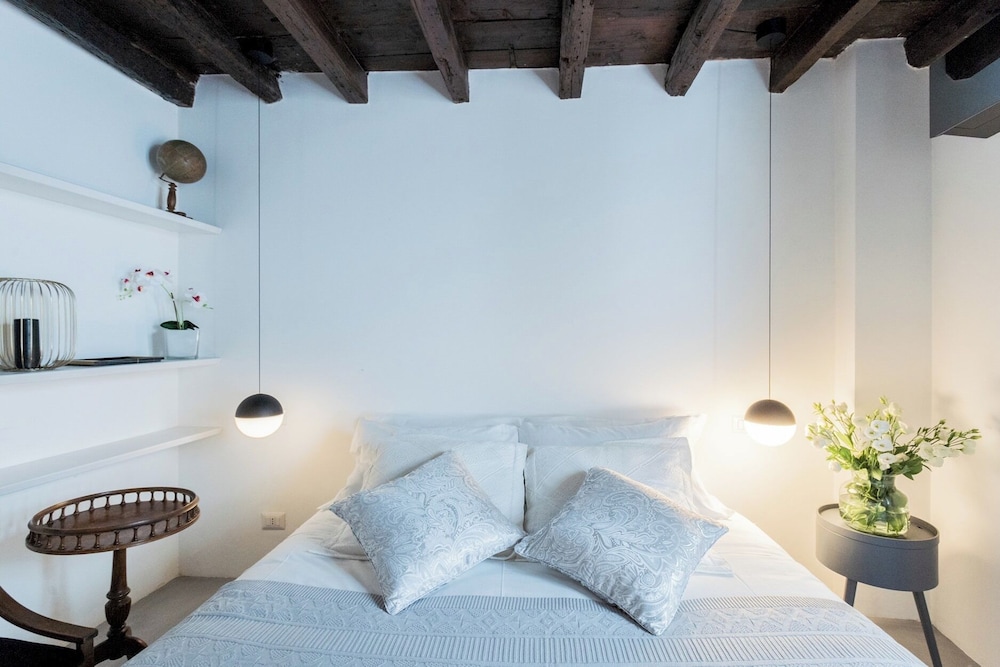 Shades Of Como With Private Terrace by Rent all Como