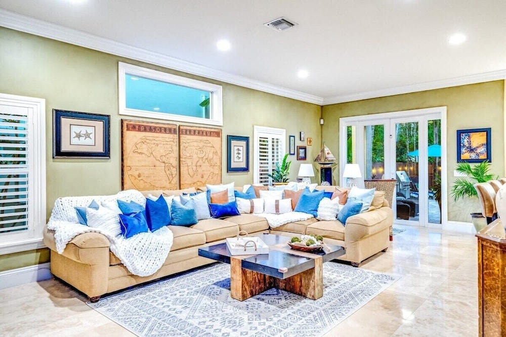 5 Bedroom Luxury Home, Minutes to Las Olas, Shops & Beach