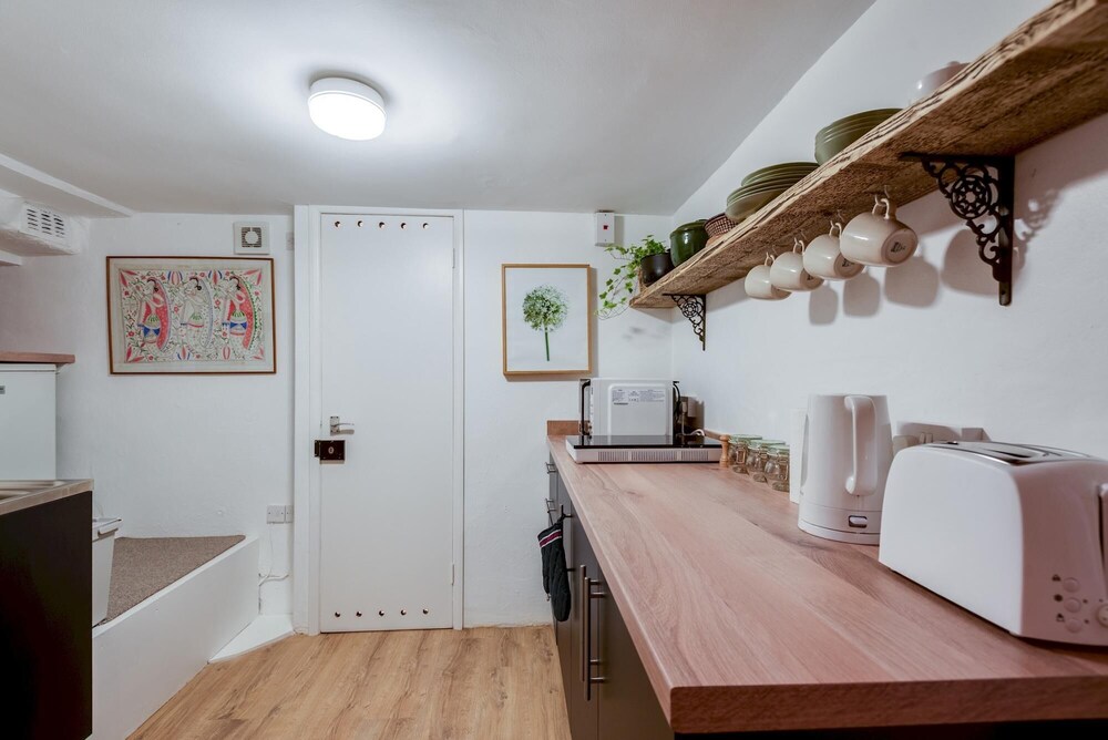 Oxford Vacations - The Summertown Studio 1 Bedroom Kitchenette - Property Image 8