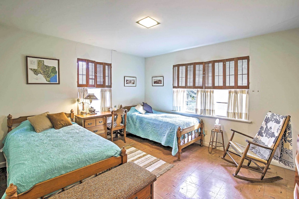 Mid-century Hideaway: Spacious Brownsville Home! view 5