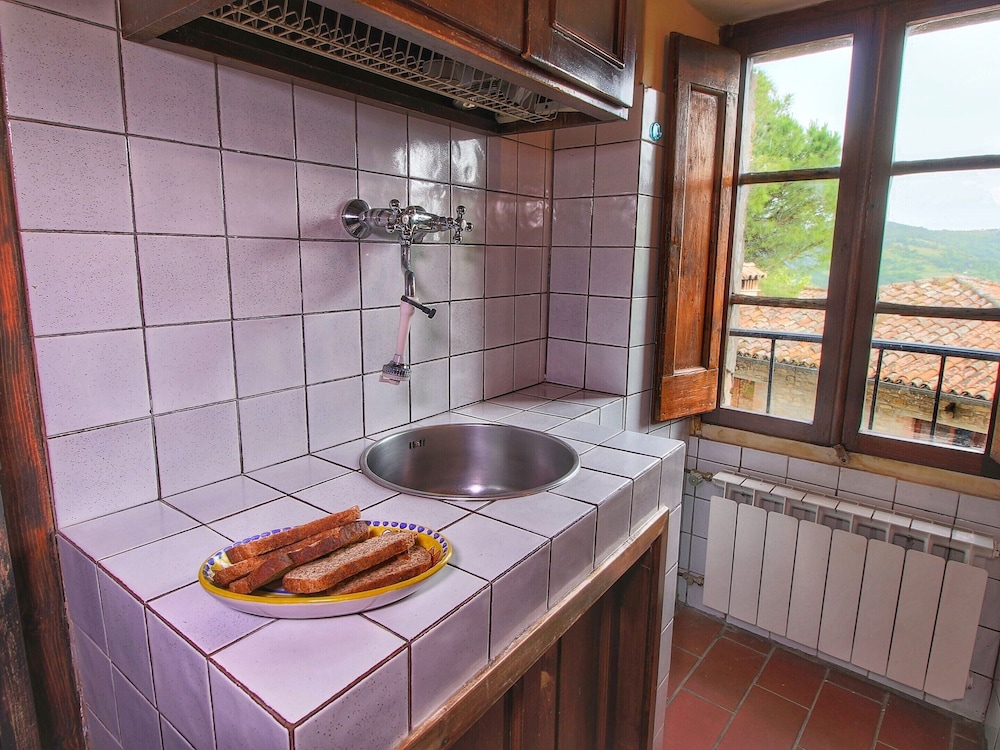 Farmhouse With Stables, Horses and the Ability to Make Horseback Riding