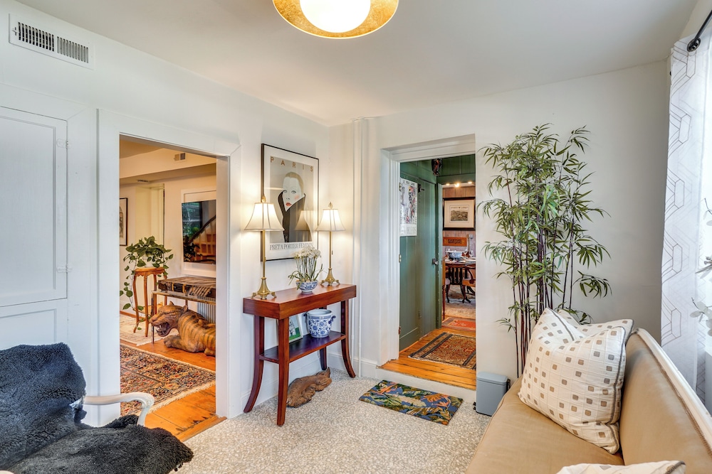 Cottage w/ Furnished Patio & Garden: Dtwn Leesburg view 3