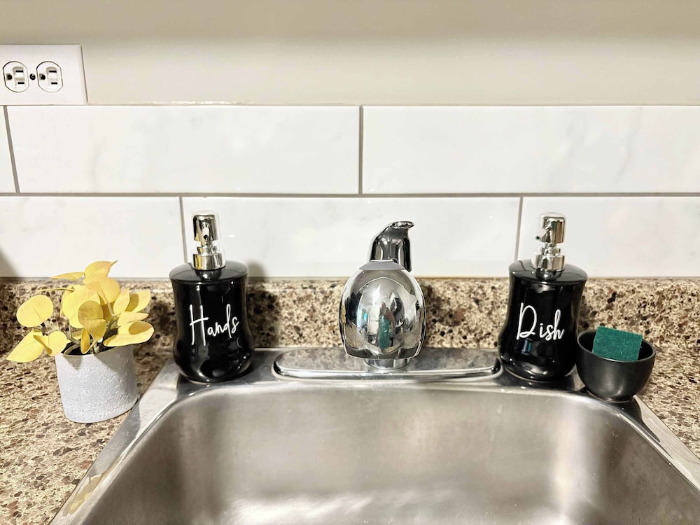 Stylish Downtown Condo near Rogers Place | Parking, Gym, Balcony & Kitchen